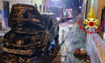 Auto in fiamme a Lodi, paura nel cuore della notte