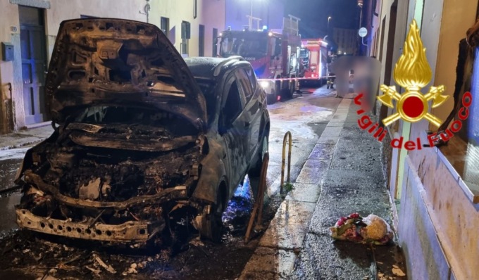 Auto in fiamme a Lodi, paura nel cuore della notte