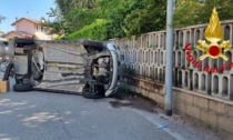 Anziano centra una recinzione e si ribalta con l'auto in strada