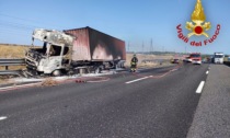 Schianto tra auto e mezzo pesante in A1, il camion prende fuoco: due feriti