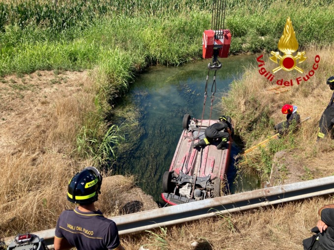 Capotta con l’auto nel fossato: paura per una 21enne