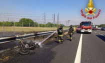 Cortocircuito: la moto va a fuoco in autostrada