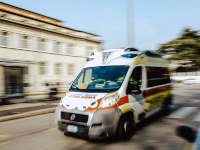 Anziano finisce con l’auto in un canale: i passanti lo aiutano ad uscire
