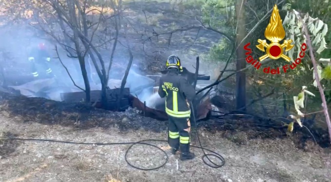 I vigili del fuoco al lavoro sulle colline di San Colombano