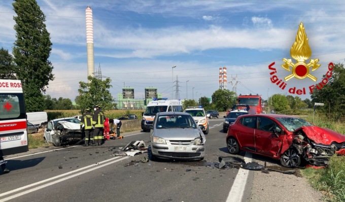 Schianto sulla via Emilia tra tre vetture: tre persone ferite