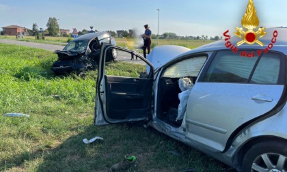 Frontale e carambola tra auto: grave un 33enne