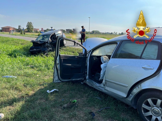 Frontale e carambola tra auto: grave un 33enne