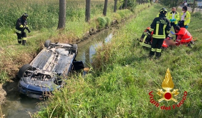 Si ribalta con l’auto in un fossato pieno d’acqua, conducente in ospedale