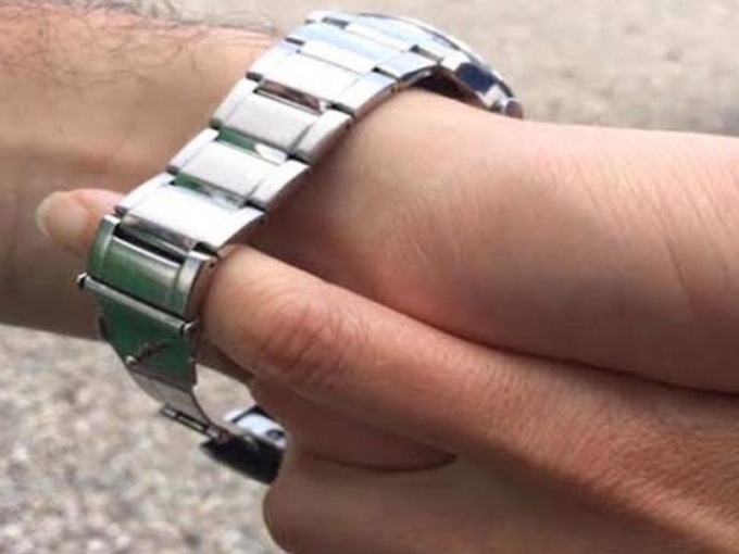 L’abbraccio e l’orologio che sparisce: anziano derubato a Sordio