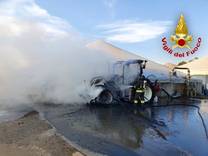 A fuoco il trattore: paura nell’azienda agricola