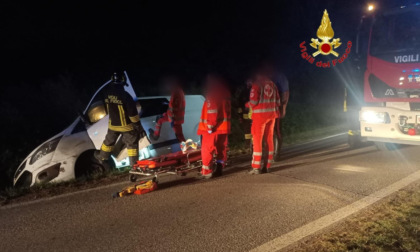 Auto fuori strada a Pieve Fissiraga: finisce in un fossato