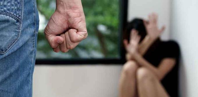 Atti persecutori e violenze domestiche, scattano gli ammonimenti per un 53enne e un 60enne