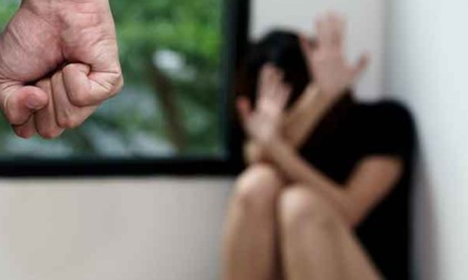Atti persecutori e violenze domestiche, scattano gli ammonimenti per un 53enne e un 60enne