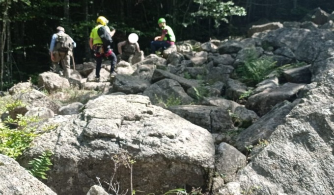 Bloccato da un forte dolore a una gamba, fungaiolo tratto in salvo dal Soccorso Alpino