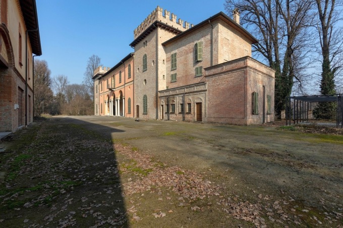 Ben 58 vani, laghetto, affreschi: in vendita il castello di Maleo