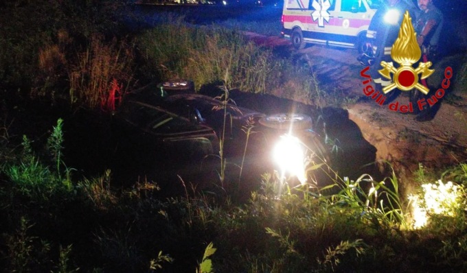 Si ribalta in un campo a lato strada: 22enne in ospedale