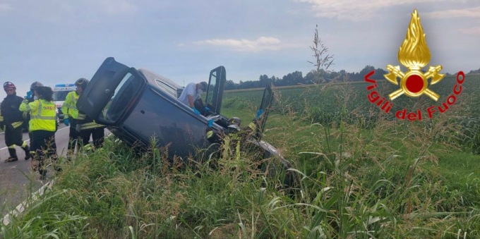 Auto esce di strada e finisce in un fossato, tre donne ferite