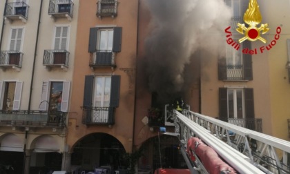 Incendio in piazza della Vittoria, a fuoco una pizzeria