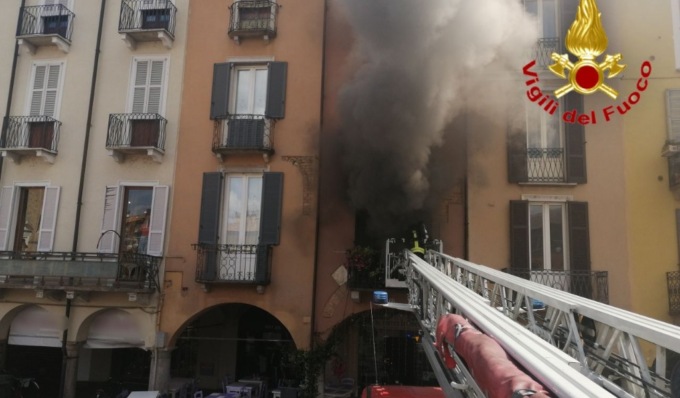 Incendio in piazza della Vittoria, a fuoco una pizzeria