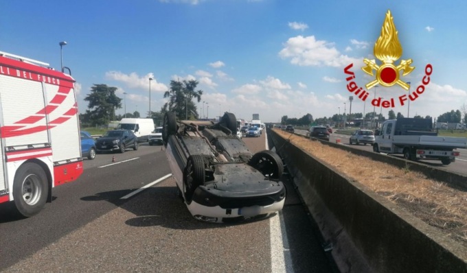 Schianto in A1 tra quattro vetture, una si ribalta sulla sede stradale