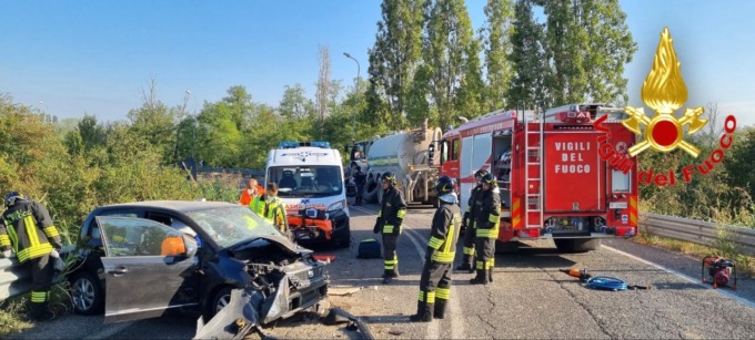 Auto si schianta contro un trattore: codice rosso per un uomo