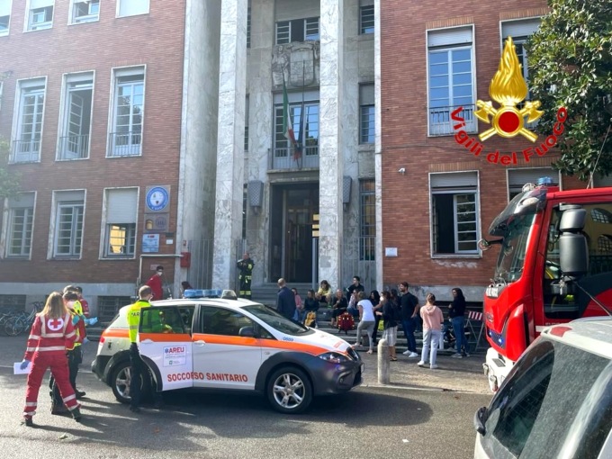 Spray al peperoncino spruzzato a scuola: studenti evacuati e 14 soccorsi