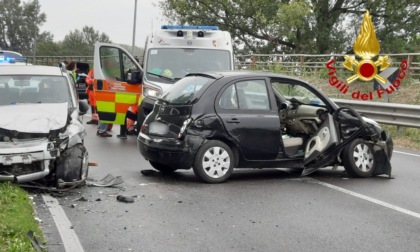 Schianto tra due vetture sulla via Emilia: tre feriti, tra cui una 15enne