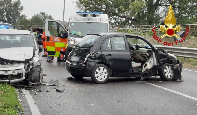 Schianto tra due vetture sulla via Emilia: tre feriti, tra cui una 15enne