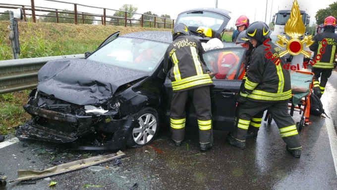 Schianto a San Rocco al Porto, tre feriti: arriva l’elisoccorso sulla via Emilia