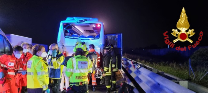 Grave tamponamento in A1, 25 coinvolti: 6 in ospedale, uno è grave