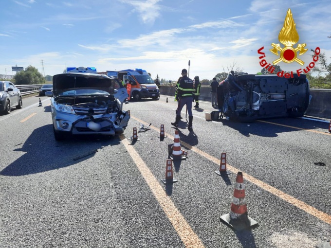 Schianto in A1 tra due vetture, una si ribalta: due feriti in ospedale