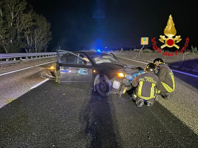 Incidente in A1: perde il controllo dell’auto e si ribalta, ferito 23enne