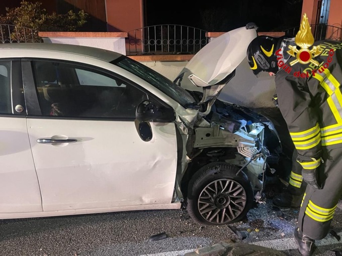Somaglia: auto parcheggiata esplode in strada, intervengono i vigili del fuoco