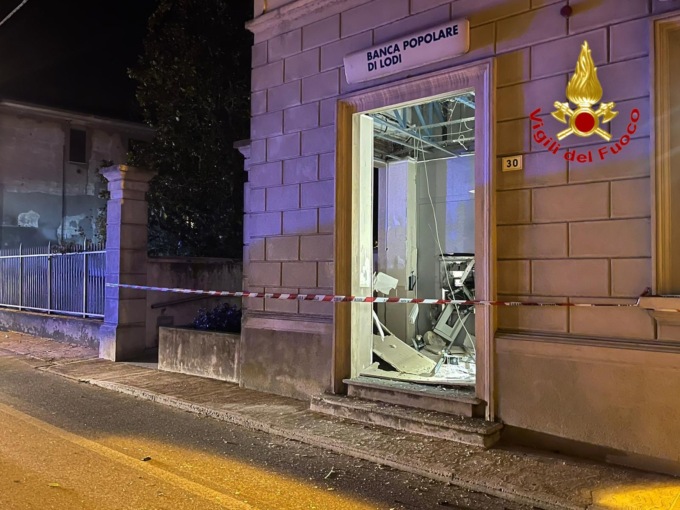 Assalto al bancomat nella notte: i banditi fanno scoppiare lo sportello