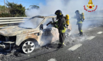 Auto in fiamme sull'autostrada del Sole, salvi i due anziani a bordo