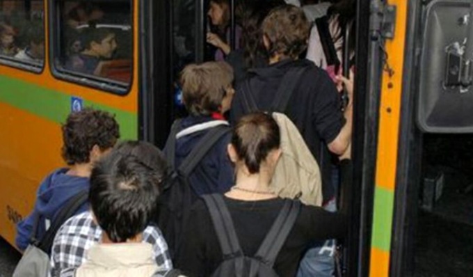 Caos trasporti, pendolari sotto la Prefettura di Lodi: “Occorre potenziare il servizio”