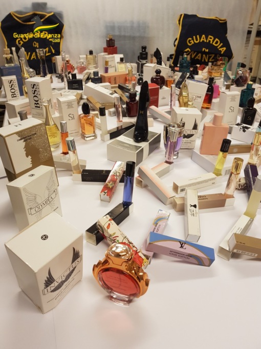 Profumi contraffatti: maxi sequestro vicino alla Fiera di Codogno