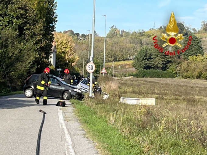Scontro tra due auto, una colpisce colonnina del gas: evacuate alcune abitazioni