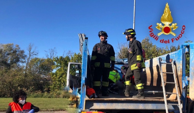 Schiacciato da una piastra in ferro, gravissimo operaio 24enne