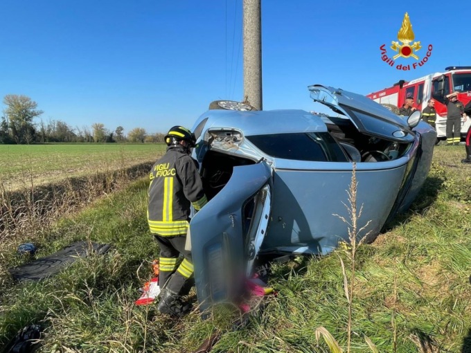 Incidente a Turano Lodigiano: 59enne si schianta contro un palo e rimane incastrata