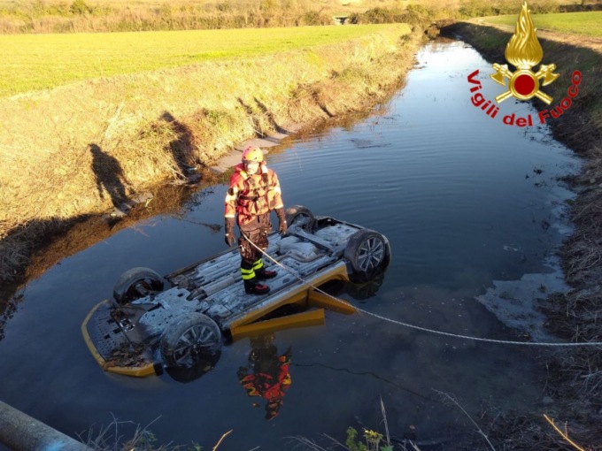 Auto ribaltata nel canale pieno d’acqua, arrivano i Vigili del Fuoco