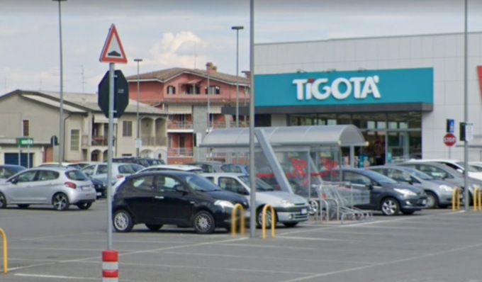 Sperona l’auto della commessa che lo aveva scoperto a rubare: fermato e denunciato