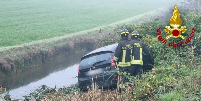 Auto fuori strada: a bordo anche una bimba di un anno