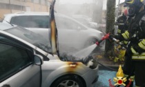 Autovettura prende fuoco in un parcheggio pubblico: arrivano i Vigili del Fuoco
