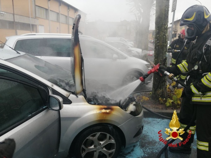 Autovettura prende fuoco in un parcheggio pubblico: arrivano i Vigili del Fuoco