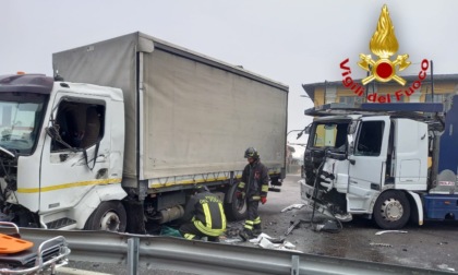 Schianto tra mezzi pesanti sulla Statale: feriti due autotrasportatori