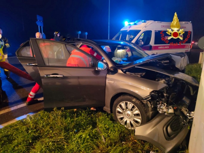 Codogno, auto finisce contro un muro: tre feriti in codice giallo