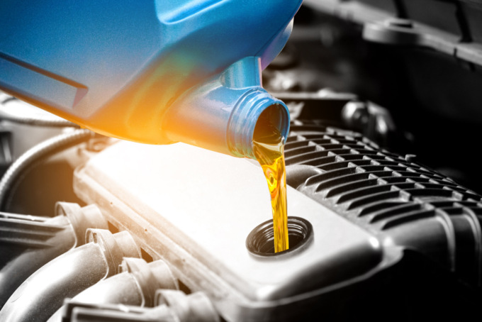 Olio motore: a cosa serve, come sceglierlo e quando sostituirlo
