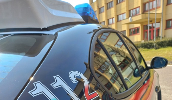 Aggressioni e minacce a coetanee, poi posta tutto sui social: nei guai 13enne lodigiana