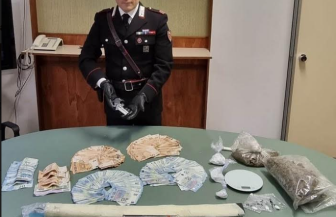 Giovanissimi e “nullatenenti”: in casa gli trovano armi, esplosivi, droga e tanti soldi